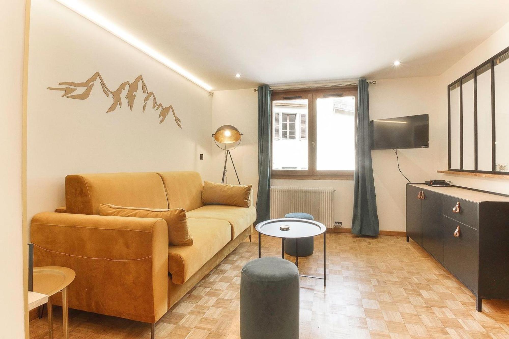Bellevarde Apt - Newly Renovated - Central - Beside Tmb Start/End 레우쉬 외부 사진